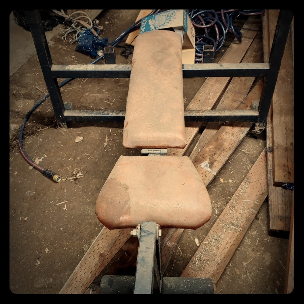 Weight lifting bench